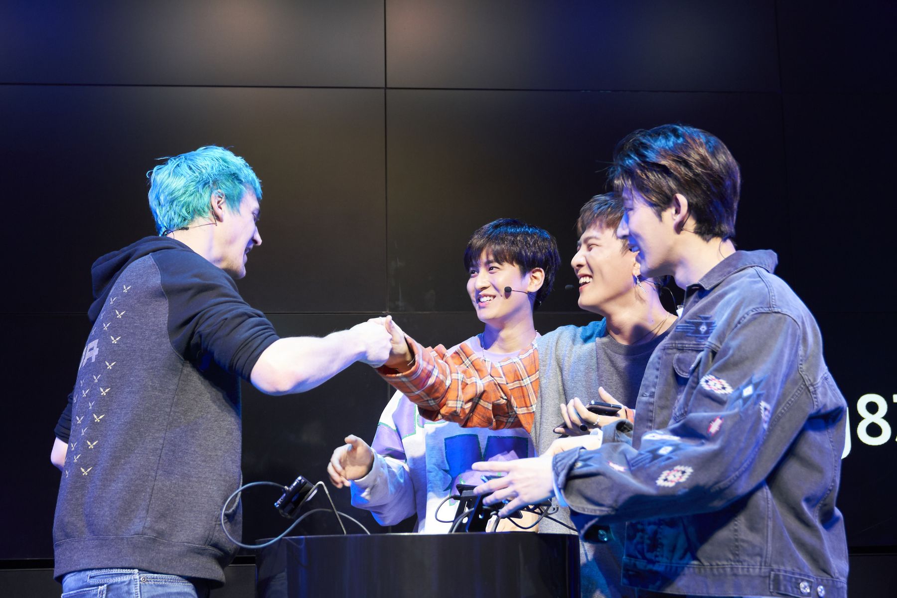 Ninja and members of iKON backstage at the Samsung Level Up event